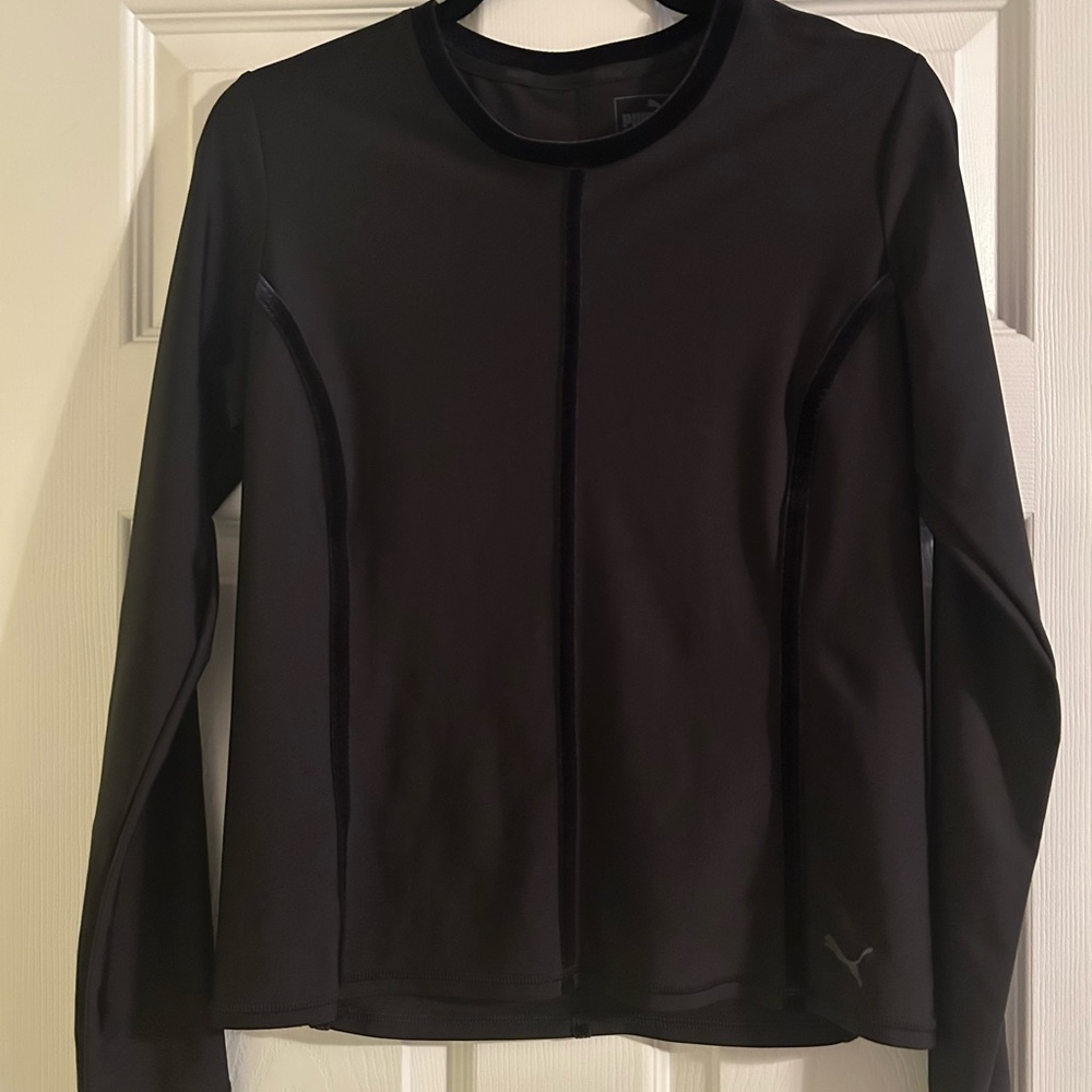 Black Puma top in excellent condition! Pictures don’t do the justice!